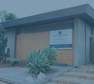 Advogado folheando um documento.